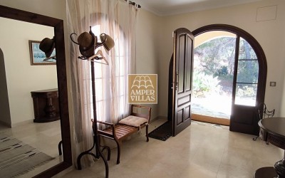 Fantástica villa con gran parcela, con privacidad y vistas al mar.